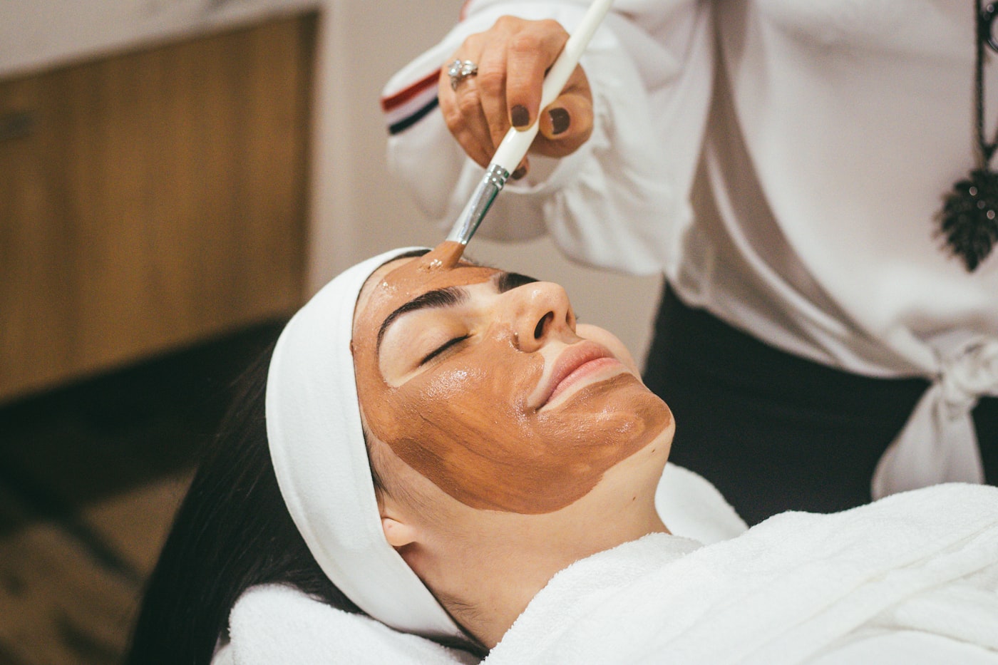 Mulher sorridente com a pele lisa após depilação a laser em Praia Grande na Loren Estética
