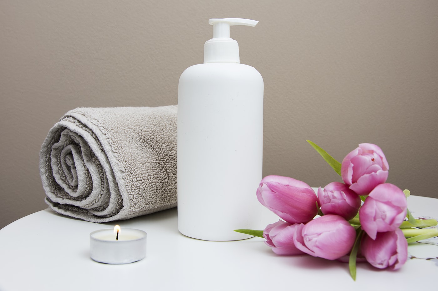 Cliente relaxada durante atendimento humanizado na clínica Loren Estética